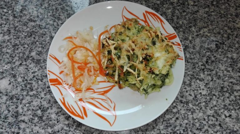 Těstoviny Pepka námořníka s kuřecím masem, zelný salát s mrkví