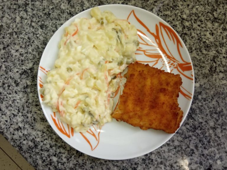Smažená ryba, bramborový salát